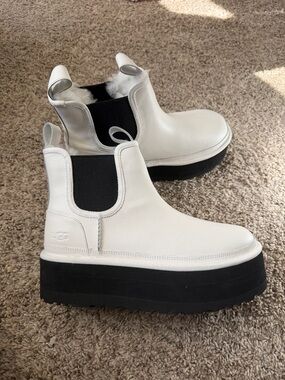 UGG White Leather Platform Chelsea Boots with Black Sole size 9